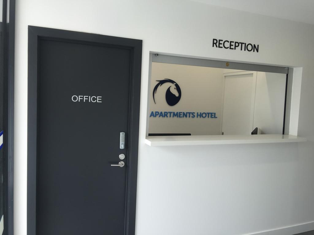 Whitehorse Apartments Hotel Бокс Хил Екстериор снимка